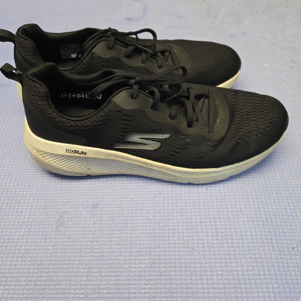 Skechers- Women's- Black and White- Go Run- Goga Mat- Air Cooled- Size 11
